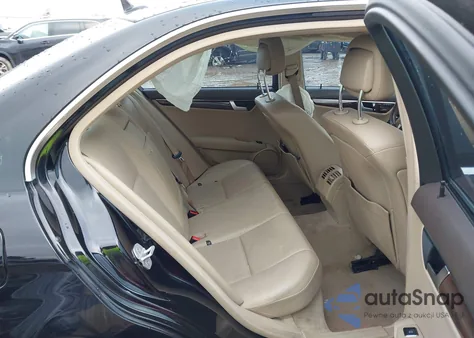 2014 Mercedes-Benz C 250 Luxury/Sport z USA, uszkodzony, nr VIN WDDGF4HBXEA945877